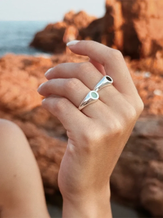 Women’s sterling silver ring with natural chocolate flint.