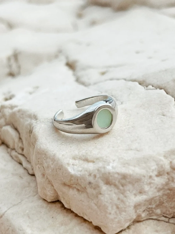 Sterling silver 925 ring with Polish chrysoprase gemstone in pastel tones.