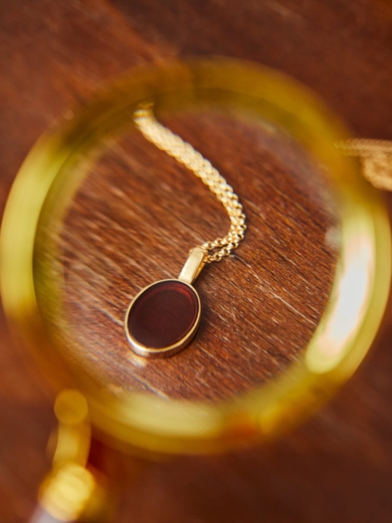 Gold 585 medallion with Baltic amber in warm tones