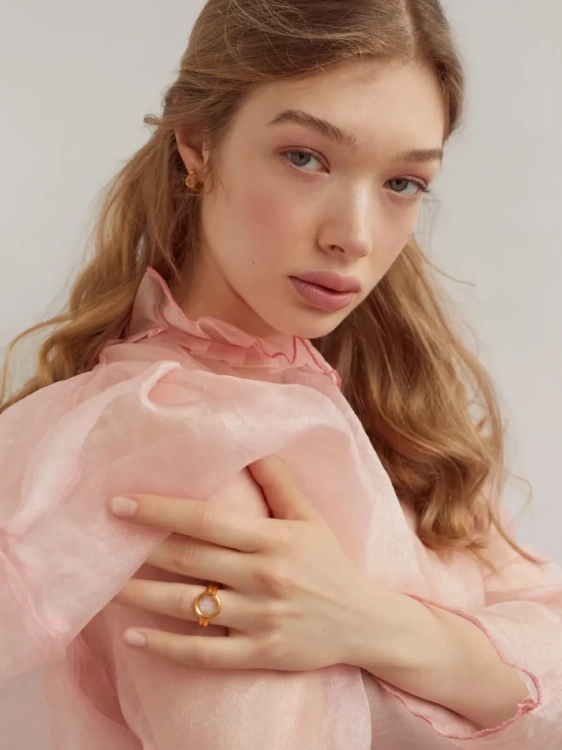 Gold-plated hoop earrings with mountain crystal from the Etru collection