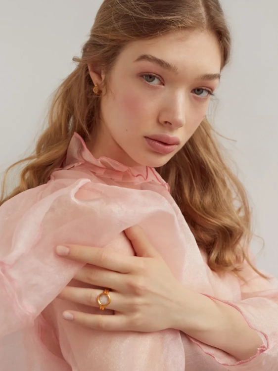 Gold-plated mountain crystal ring worn on the hand