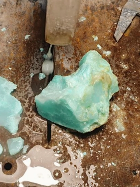 Process of hand-cutting of chrysoprase